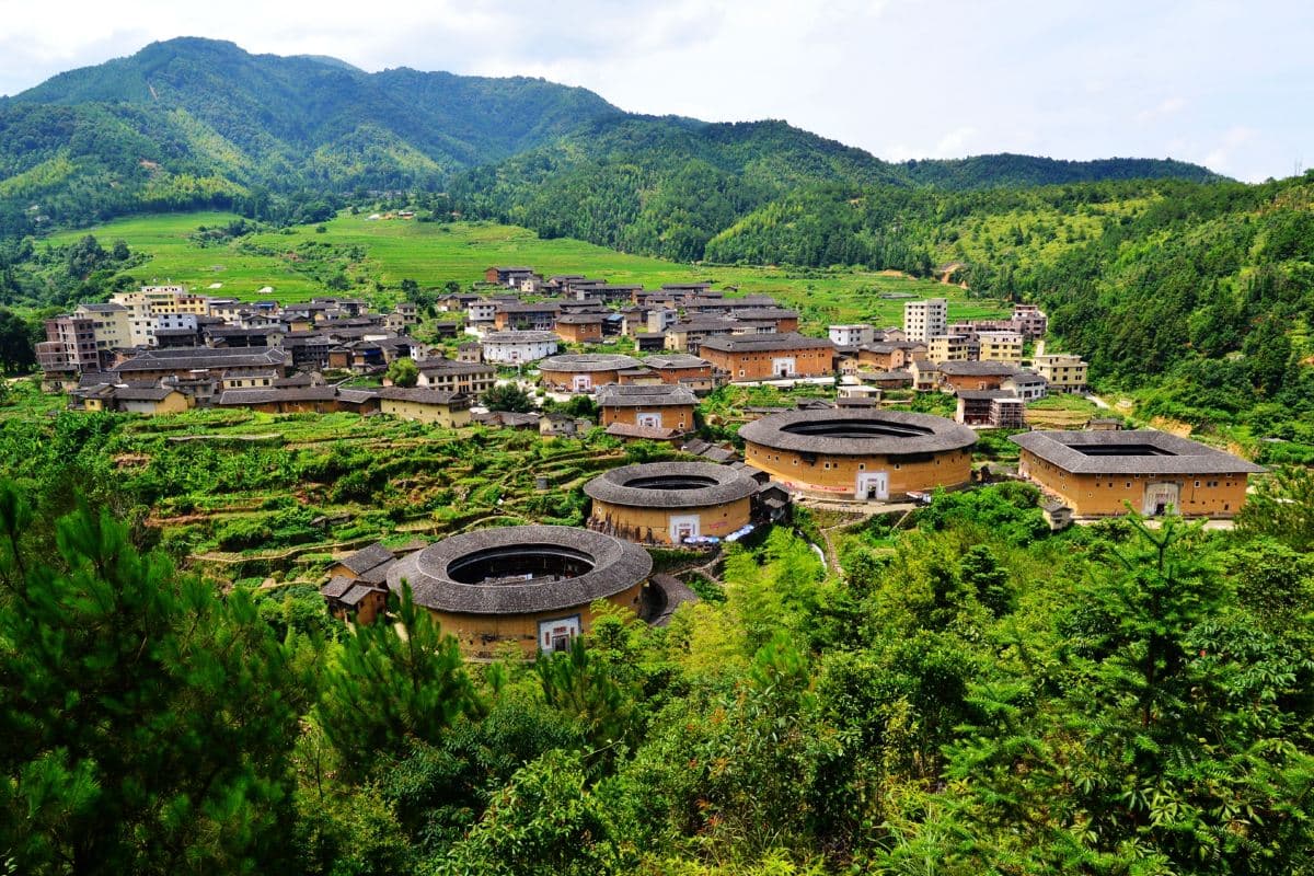 《閩粵風情.梅州+永定土樓+高鐵》連續2晚入住國際品牌~Howard Johnson梅州昌盛豪生大酒店 【土樓非遺金獎全牛火鍋宴】梅州永定純玩3天團(永安旅遊 旅行團)