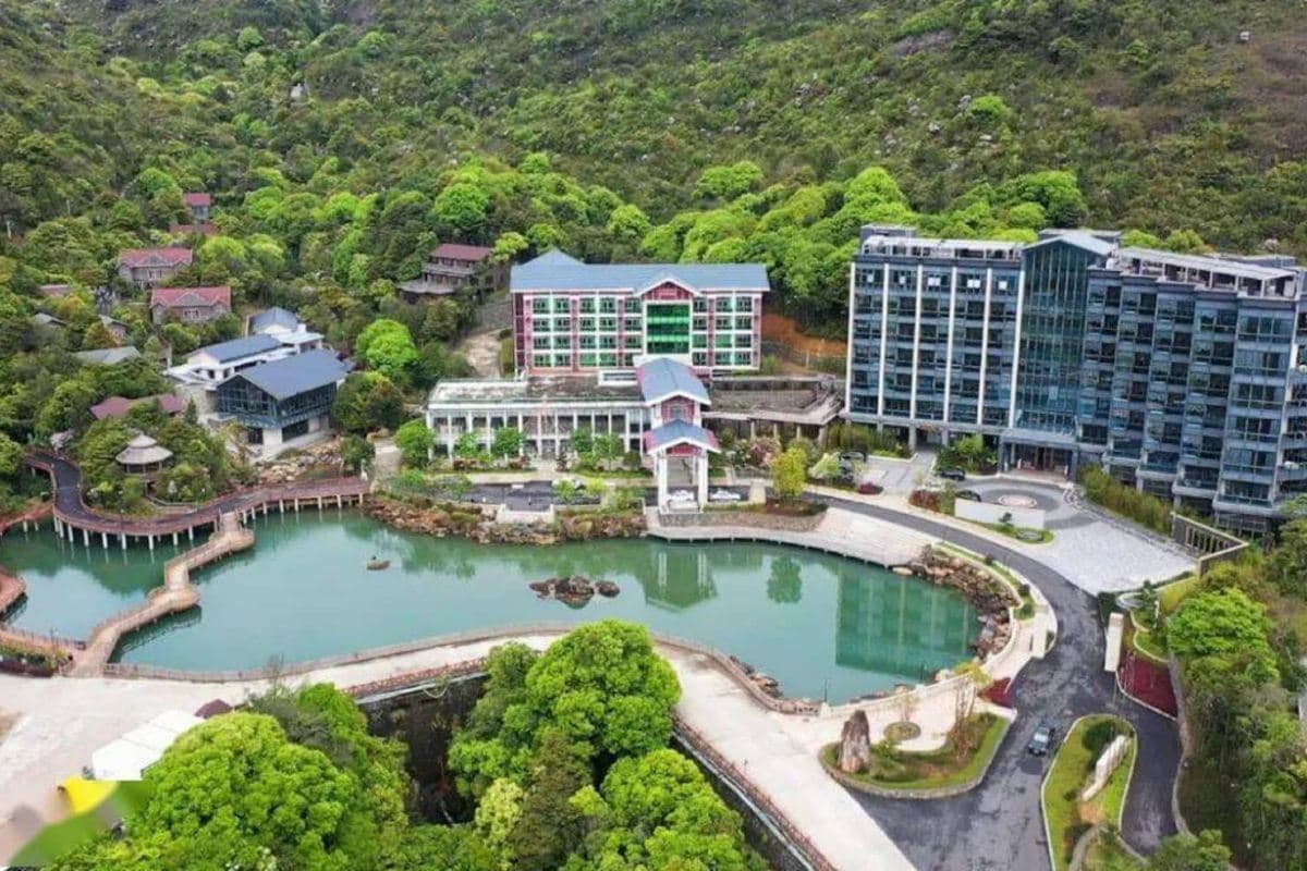 《永安獨家. 韓山硒湖雲頂度假酒店》賞千畝高山茶園、嚐【高山茶皇宴】 保證入住國際品牌~汕尾海迪溫德姆酒店+【酒店自助晚餐】紅海灣遮浪旅遊區(打卡.海上古堡咖啡)汕尾梅州純玩3天團(永安旅遊 旅行團)