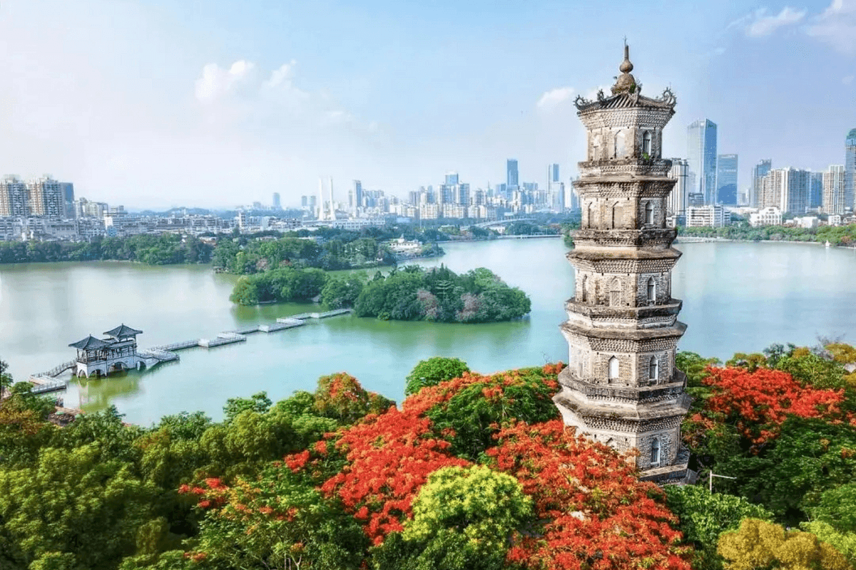 《180°無敵海景酒店+高鐵+湯泉》惠東雙月灣享海度假酒店(酒店私家沙灘+無邊際泳池+浸泡湯泉)+國際品牌~Crowne Plaza惠州皇冠假日酒店+2晚【酒店海鮮自助晚餐】惠州純玩3天團(永安旅遊 旅行團)