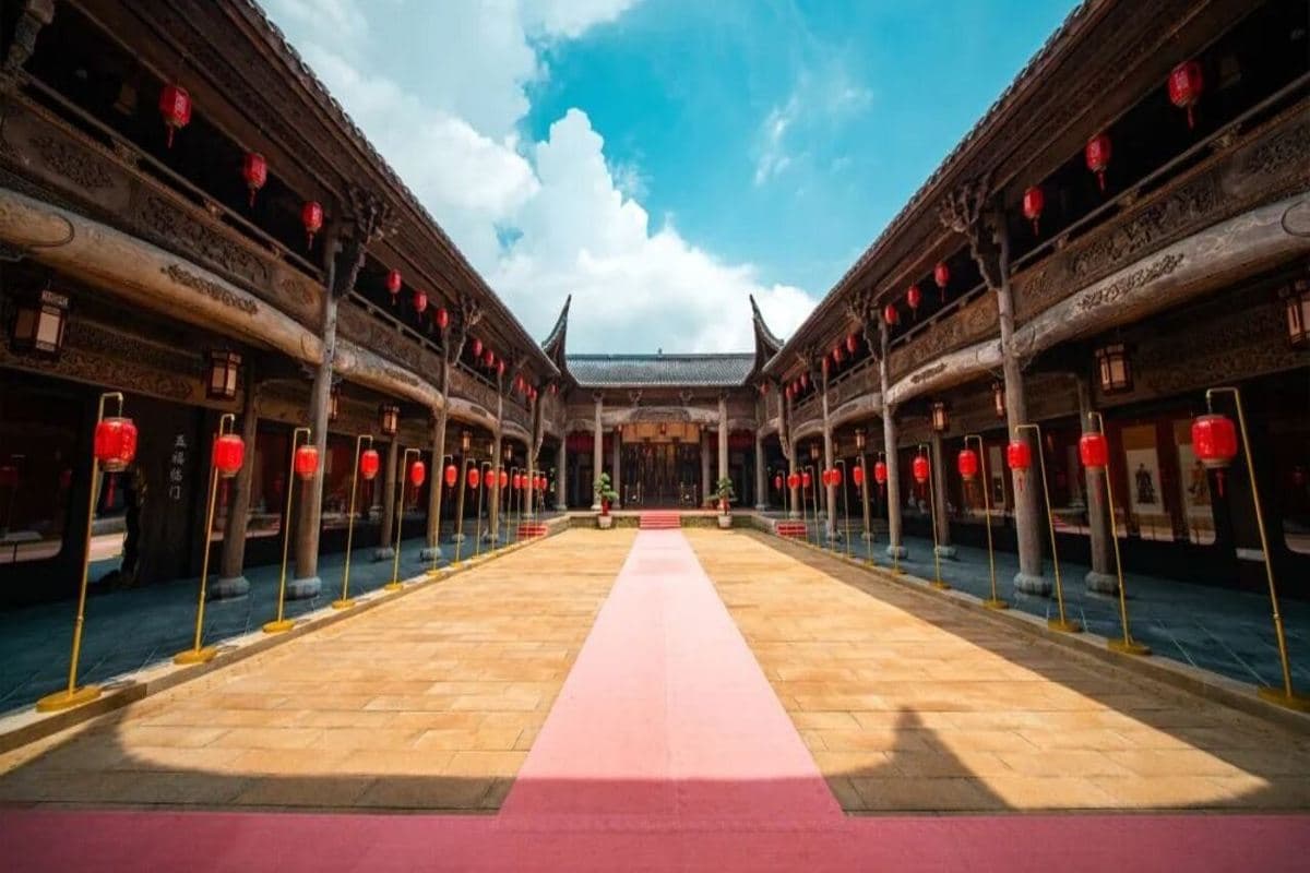 《閩粵客家風情+高鐵》「武平版寬窄巷子」~興賢坊傳統文化街區「客家百姓鎮」龍岩武平百家大院 保證入住國際品牌~梅州金葉戴斯溫德姆酒店 【百年圍龍屋私房菜】【盆滿缽滿八珍盆菜宴】梅州福建美景純玩3天（永安旅遊 旅行團）