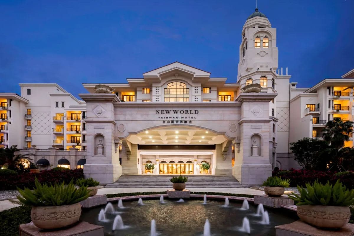 《奢華品牌酒店+直航船》保證入住奢華品牌《瑰麗集團旗下》台山新世界酒店+【豐盛海鮮自助晚餐】 【僑鄉非遺美食宴】體驗DIY雞屎藤糍製作 台山美食純玩2天團(永安旅遊 旅行團)