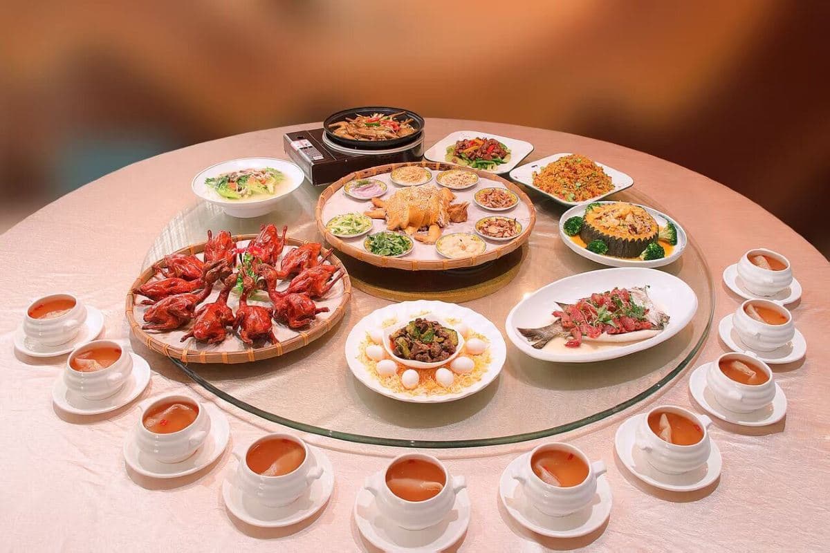 佛山+中山2天團·酒店御廚教煮餸「DIY魚餅」歎中山全鴿宴【(位上)濃鴿湯浸大花膠+(保證每人1隻)網紅爆汁紅燒鴿宴】（永安旅遊 旅行團）