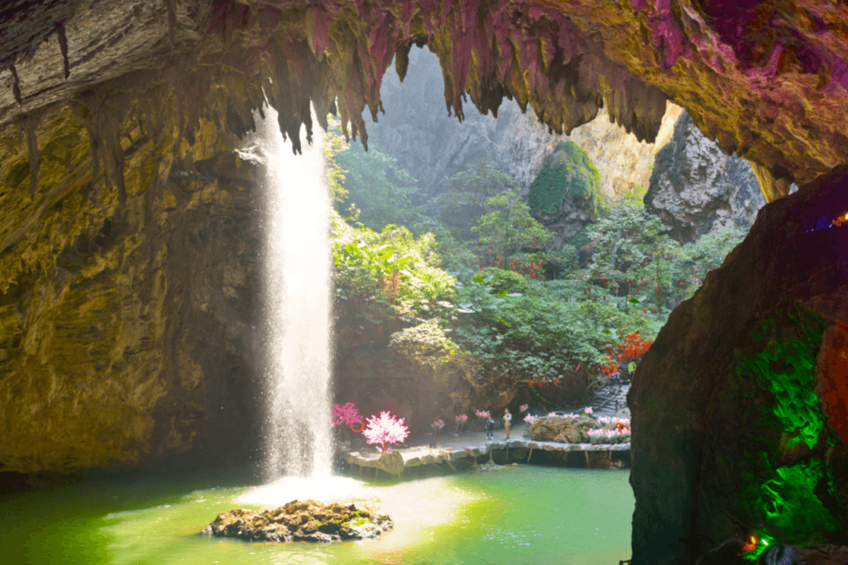 清遠+英德3天團·《千姿百態~英西峰林+食足10餐》《探祕地下河勝境~洞天仙境》《融創樂園+融創國際大馬戲~奇幻祕境》(永安旅遊 旅行團)