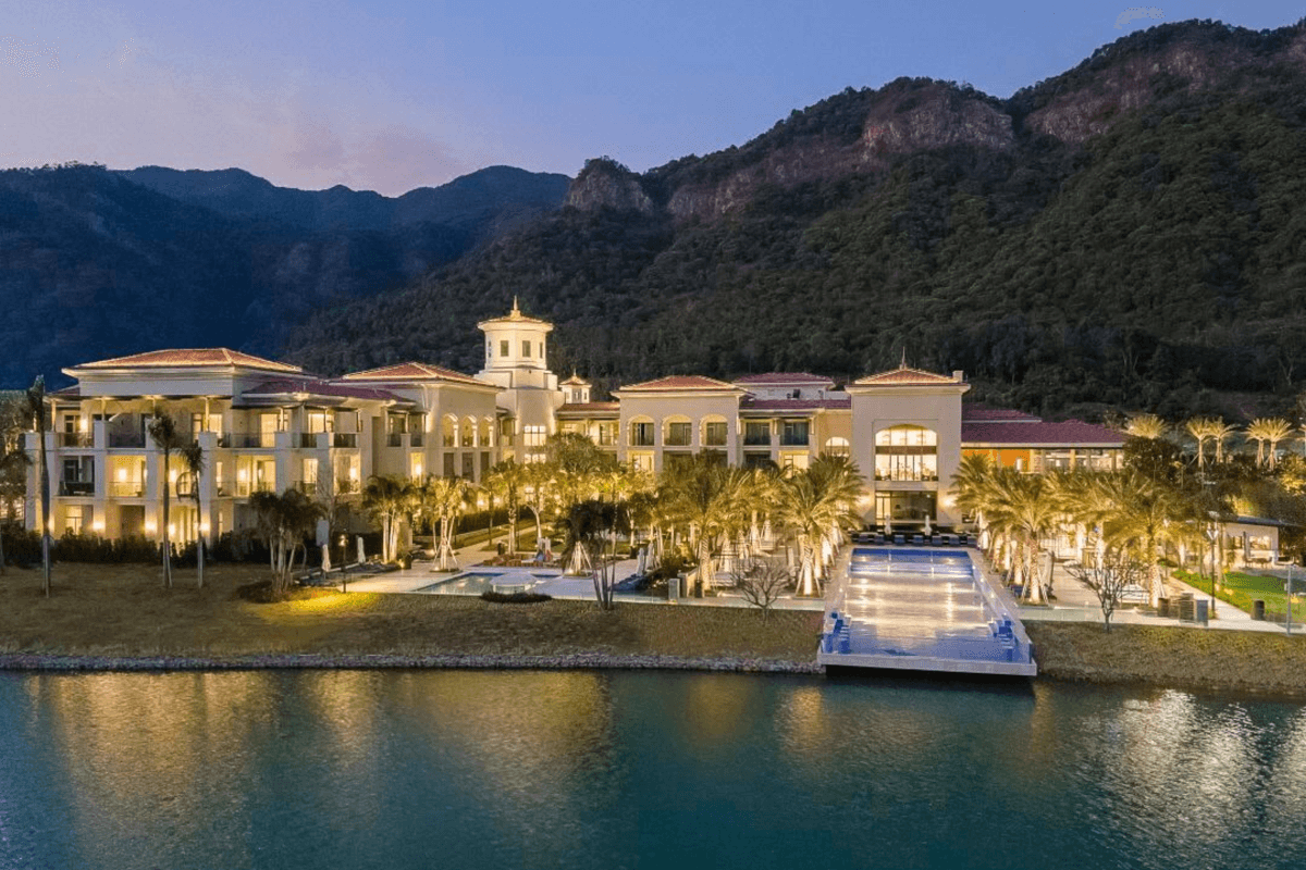 惠州+河源2天團·百億打造《河源春沐源温泉小鎮》保證入住棕櫚樹酒店~「龍骨樂園」「湖畔遊船」「光影水幕秀」（永安旅遊 旅行團）