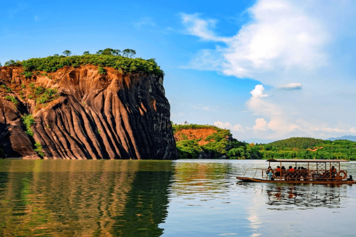 郴州3天團·《湘南明珠~山水畫卷郴州》山水奇觀~高椅嶺(打卡中國版巨石陣)、飛天山國家地質公園「九龍湖寨」(永安旅遊 旅行團)