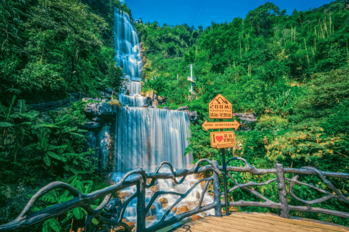 清遠2天團·廣東“小九寨溝”「千穀溪~九重飛瀑」【金獎果木黑松露燒鵝宴】【紅燒妙齡爆汁脆皮乳鴿（每位半隻）】（永安旅遊 旅行團）