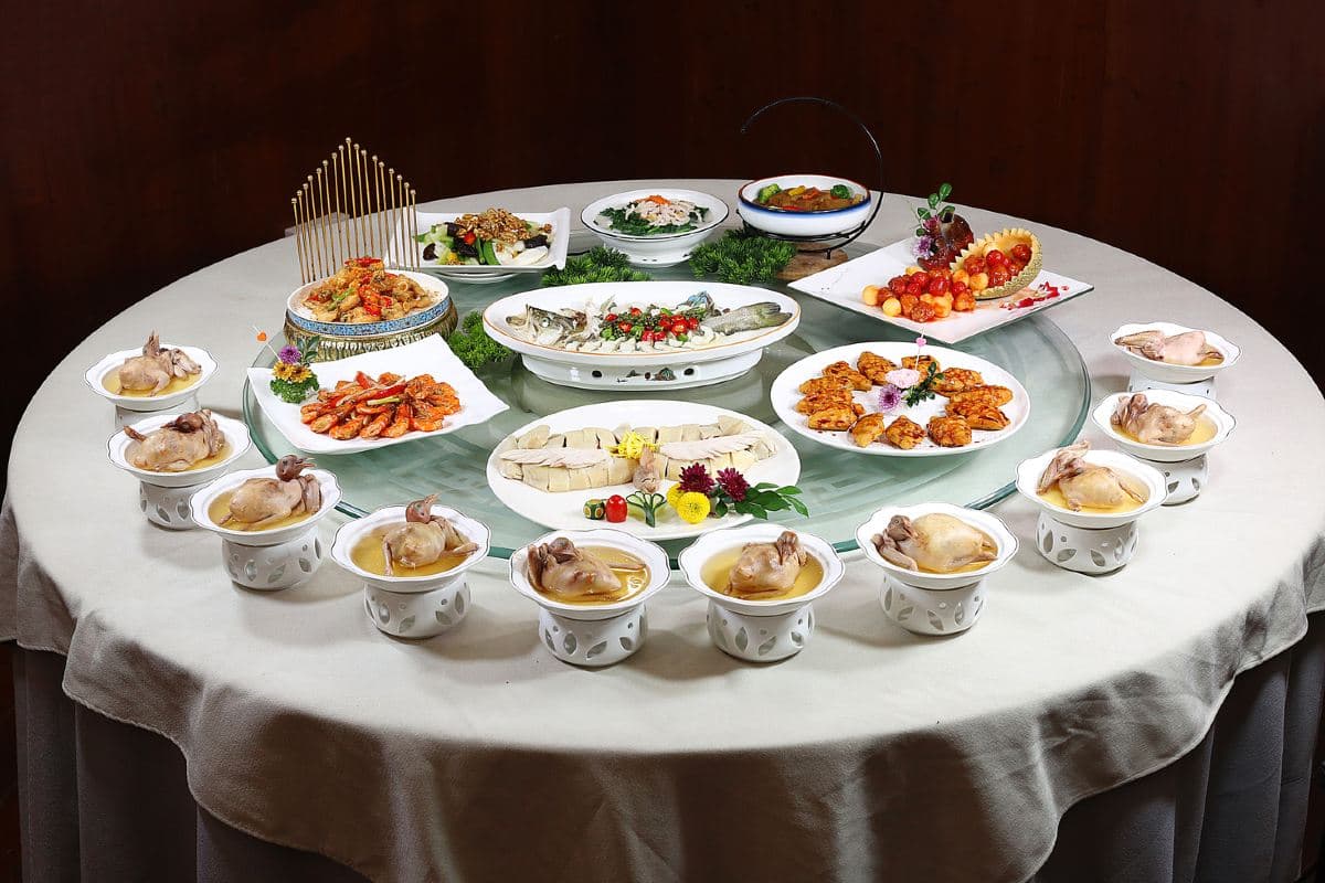 《中山漫遊》VIP包廂【(位上)仙鶴神針鴿呑花膠魚翅宴】食神推介【馳名荔枝柴燒鵝+特色薄荷炆鵝宴】保證入住中山大信酒店(原小欖皇冠假日酒店)中山純玩2天團(永安旅遊 旅行團)