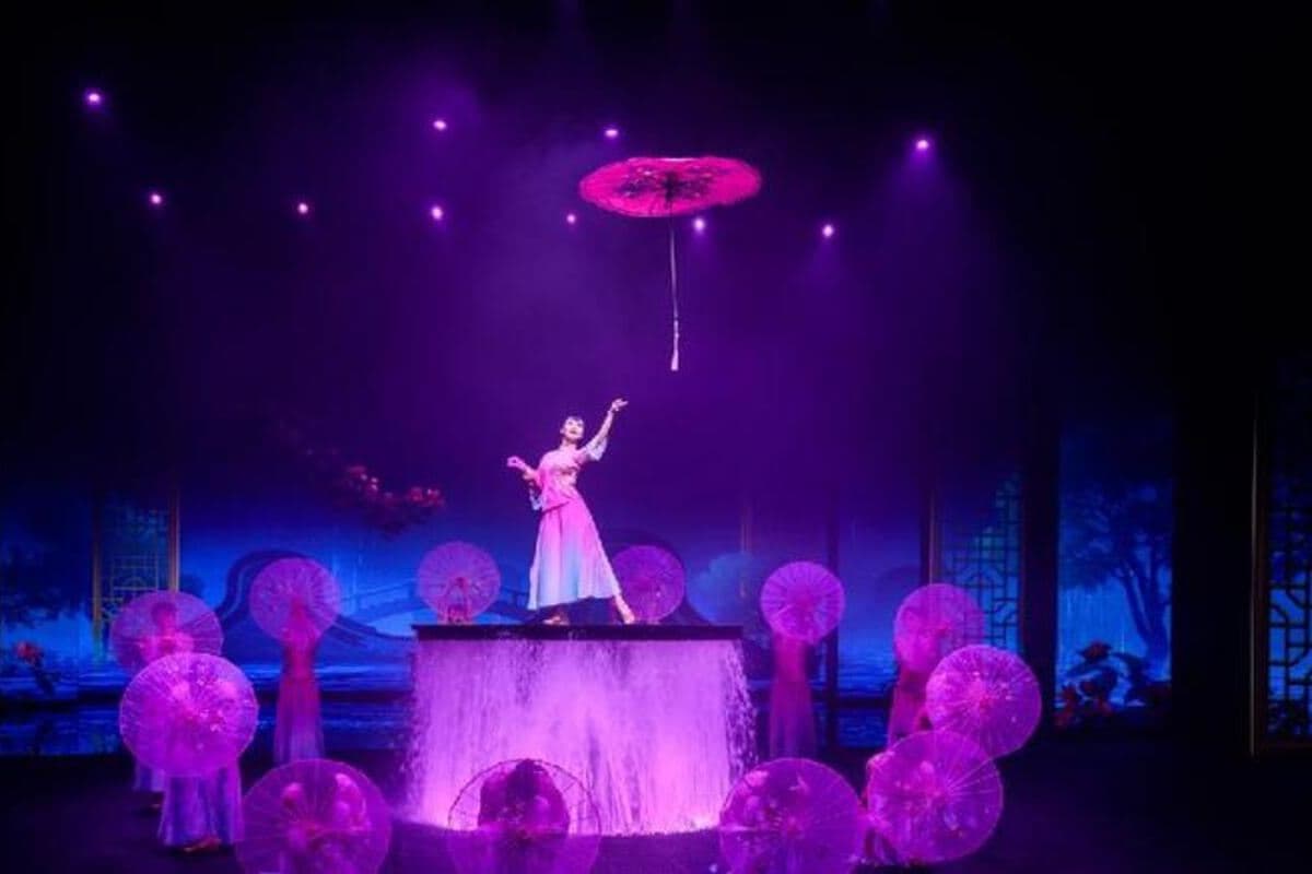 《佛山宋城~廣東千古情》明清仿古建築群「嶺南新天地」、順德~容桂時光「漁人碼頭」【順德巧手私房菜】【古法秘制~芝麻吊燒雞宴】佛山純玩2天團(永安旅遊 旅行團)